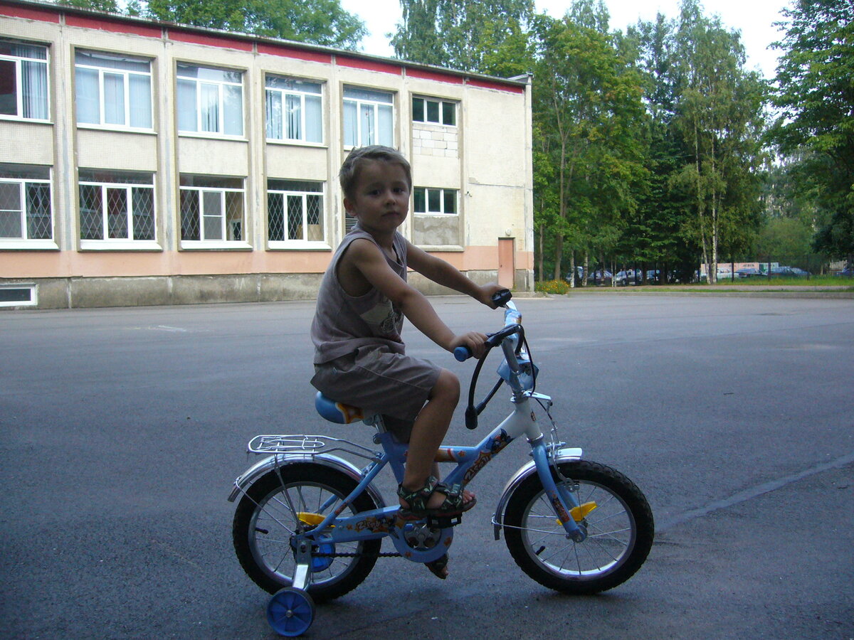 Учится кататься на велосипеде (4 года)