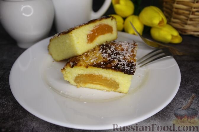крупа манная, молоко, яйца, сахар, масло сливочное, абрикосы консервированные, сухари панировочные, соль, кокосовая стружка