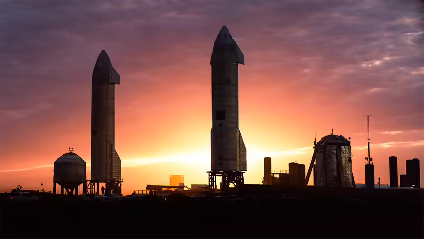 Два прототипа космических кораблей Starship находятся на частной звездной базе SpaceX, расположенной в Бока-Чика, штат Техас, примерно в 20 милях (32 километрах) к востоку от Браунсвилла, штат Техас, на побережье Мексиканского залива США.