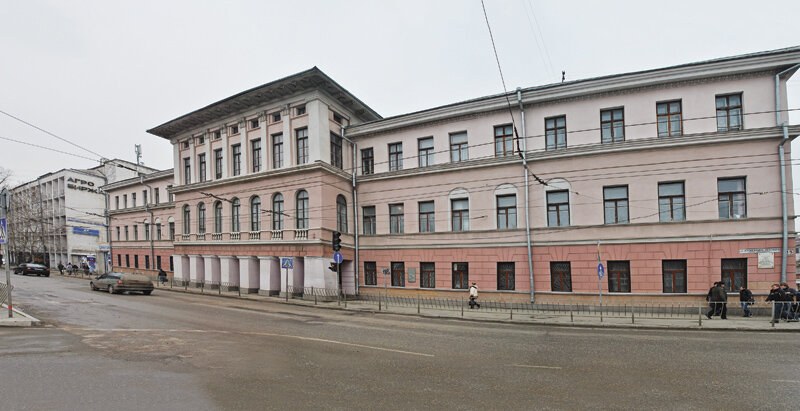 Путевой дворец Екатерины 2 в Симферополе


Симферополь стал центром Таврической губернии. Здесь
располагалась власть: губернатор, полиция, суд. Железной
дороги не было. Добирались сюда только на лошадях или
пешком. Город рос довольно быстро: были построены
общественные здания, дома чиновников, купцов. Но в 1796 году
по приказу царя Павла I Таврическая область была упразднена,
строительство замерло. Лишь в 1802 году был восстановлен
губернский статус города. В 1836 году число жителей
составляло 6987 человек. 
Симферополь, его история привлекали внимание ученых,
писателей, путешественников. В разное время здесь были
известный врач и общественный деятель Ф.К. Мюльгаузен,
академик П.С. Паллас, ботаник, первый директор Никитского
ботанического сада Х.Х. Стевен. В 1820 году останавливался
А.С. Пушкин. Позже город посещали К.Н. Батюшков,
А.С. Грибоедов, В.А. Жуковский, В.Г. Белинский, М.С. Щепкин,
К.А. Тренев, В.В. Маяковский и многие другие.


