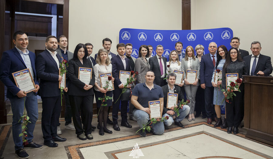 Церемония торжественного вручения свидетельств победителям конкурсов на право получения президентских грантов прошла в главном корпусе Южного федерального университета. 