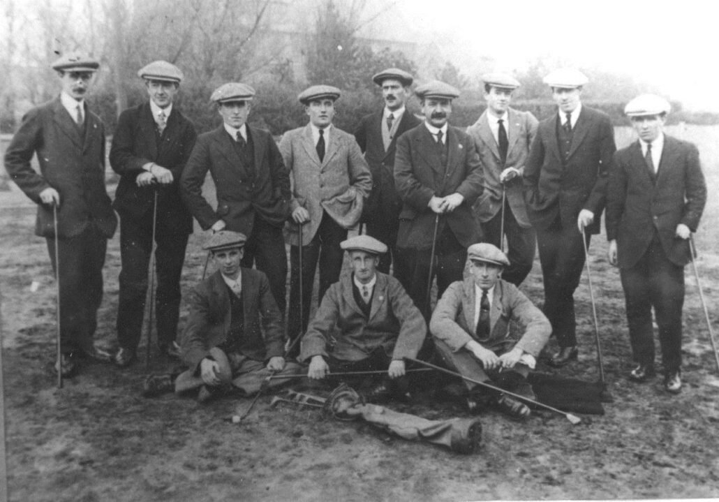 Фото 1900-х годов, богатые британцы в кепках во время игры в гольф (эти кепки еще несколько десятилетий назад считались головным убором простых рабочих мужчин)