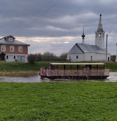 речной трамвайчик в Суздале