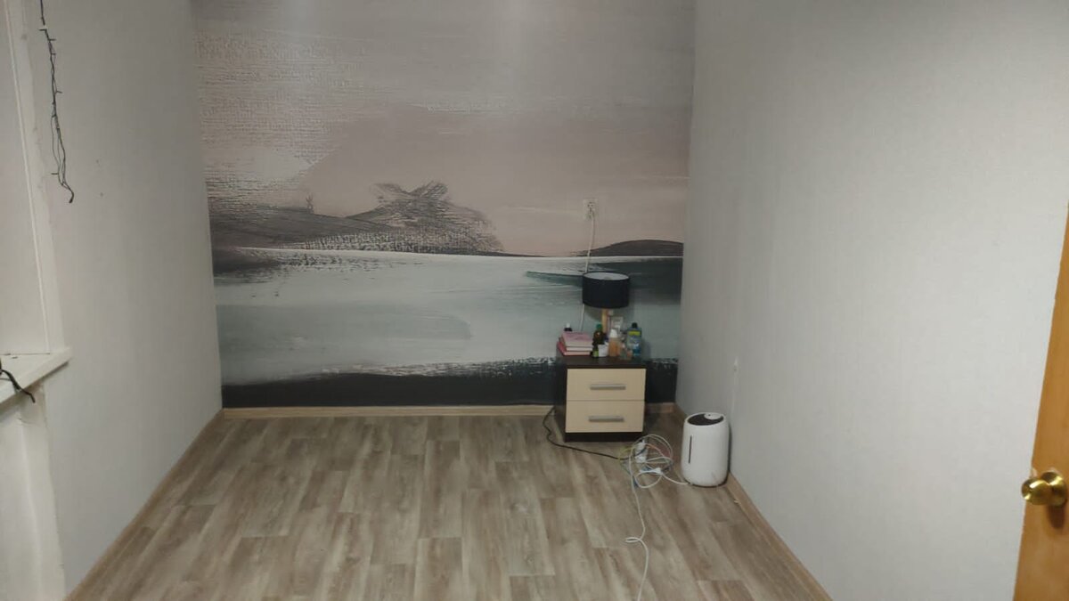 А тут была классная Фреска, которая мне очень нравится сейчас, но в обычной жизни ее наполовину закрывала кровать.