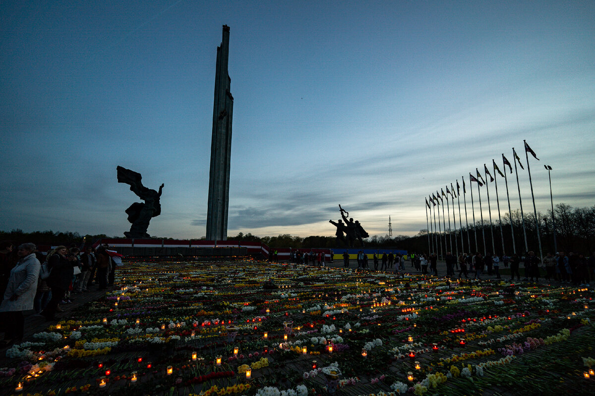 Обелиск освободитель. Памятник освободителям Риги. Памчятникосовбодителя Риги.