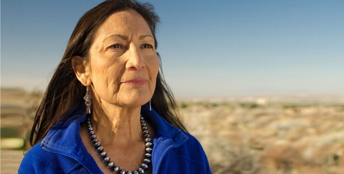 Деб Хааланд — министр внутренних дел США, первый представитель коренных индейских народов, взошедший на столь высокий пост.