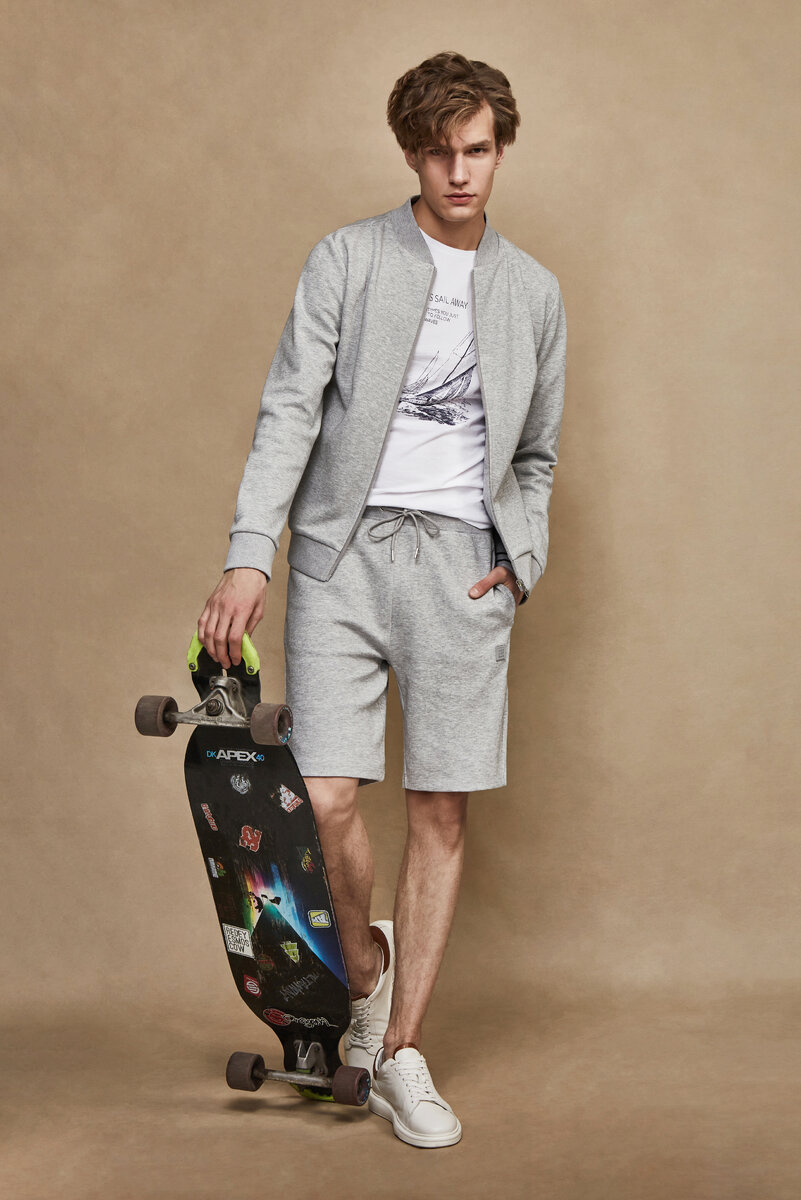 Толстовка  KJK-0090 GREY; футболка HTS-0343 WHITE; Шорты KTR0-0090 GREY;  
cникерсы SS-0396-1 WHITE.