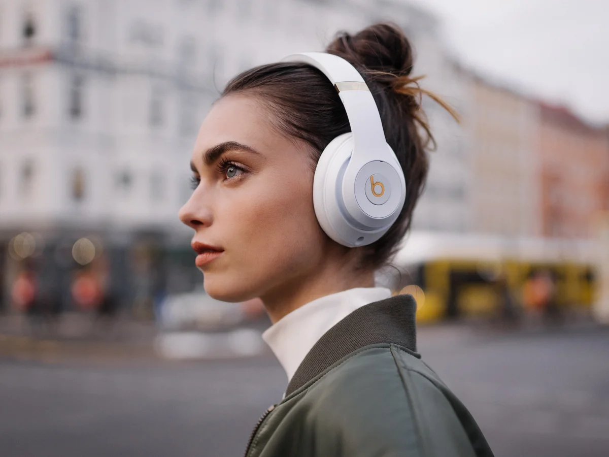 Слушать музыку страница. Наушники Bluetooth Beats studio3 Wireless. Beats Studio 3 Wireless на голове. Девушка в наушниках Beats studio3 Wireless Headphones. Beats Studio 3 Black
