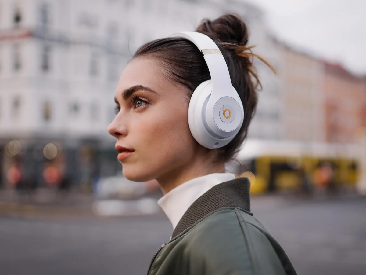 Белая музыка слушать. Наушники Bluetooth Beats studio3 Wireless. Beats Studio 3 Wireless на голове. Девушка в наушниках Beats studio3 Wireless Headphones. Beats Studio 3 Black.