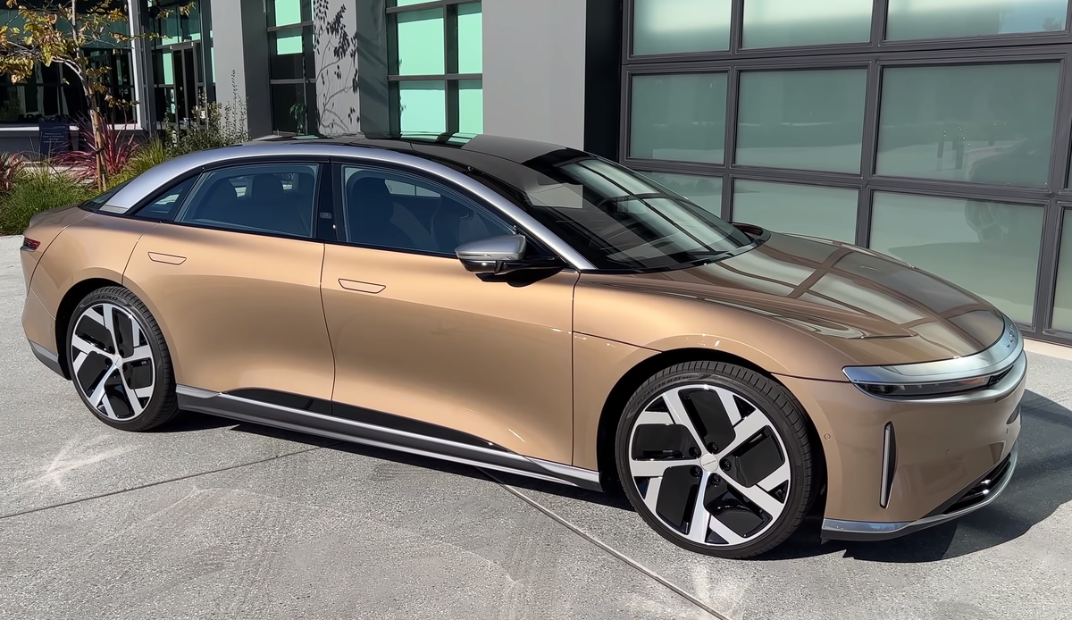 Недавно дебютировавший 1111-сильный Lucid Air Dream Edition Performance, обладает запасом хода 750 километров. Дальнобойная модификация способная проехать до 840 км, но развивает мощность «всего» 933 лошадиные силы. Фото: Youtube.com