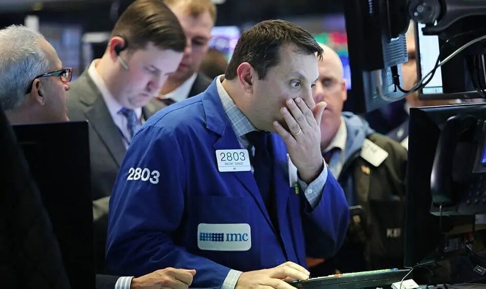 Трейдер наблюдает за котировками Dow Jones на NYSE. Фото: CNBC
