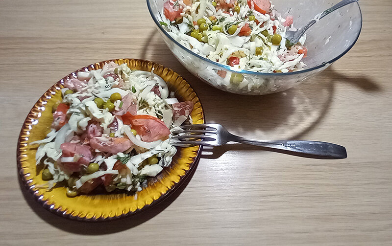 Вкусный салат с ранней молодой капустой.