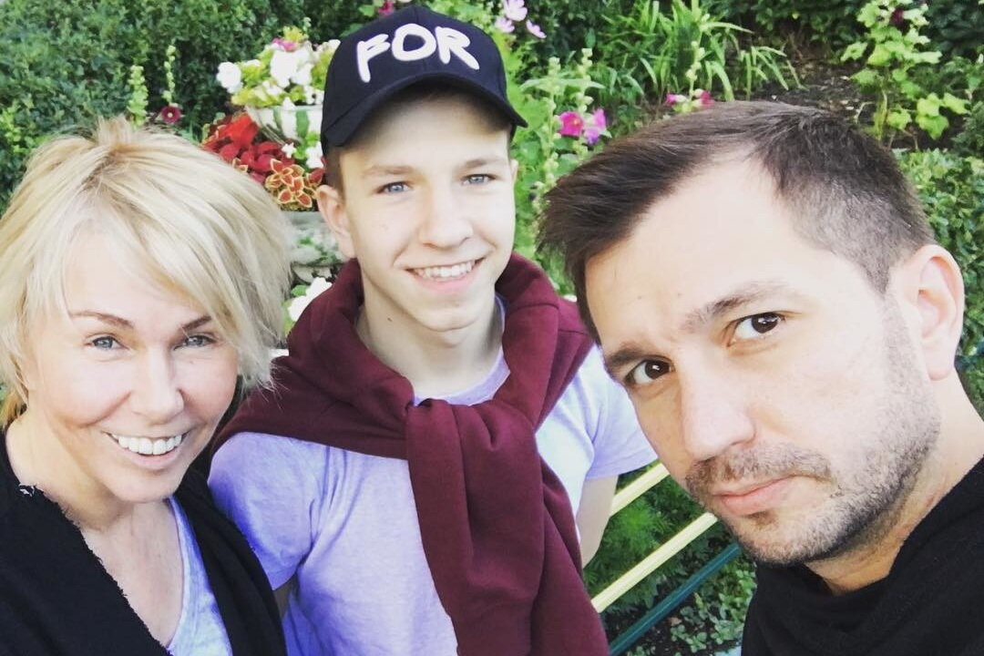 Ксения Стриж с мужем и Никитой из детского дома. Источник www.tula.kp.ru