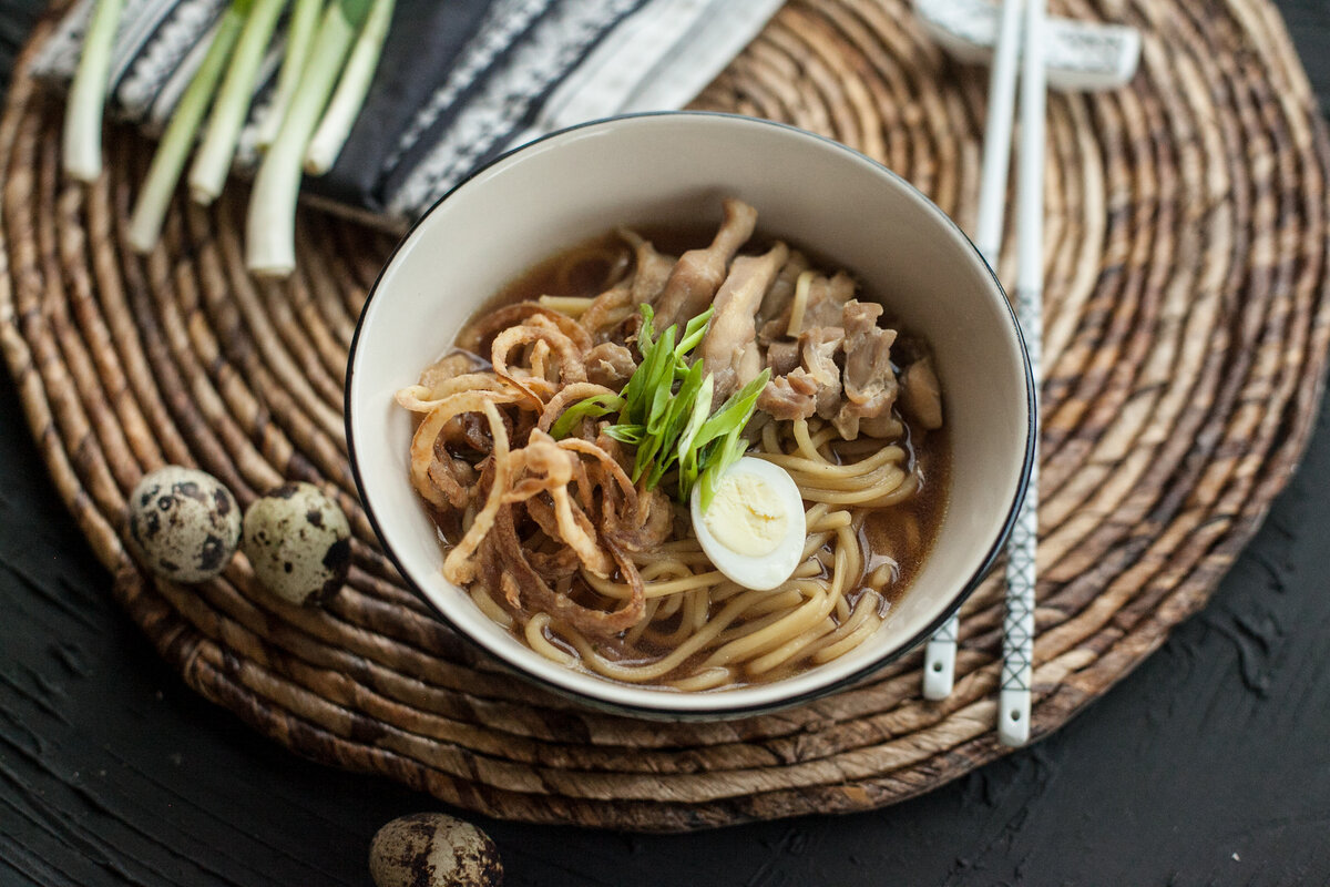 Куриный суп с домашней лапшой и яйцом