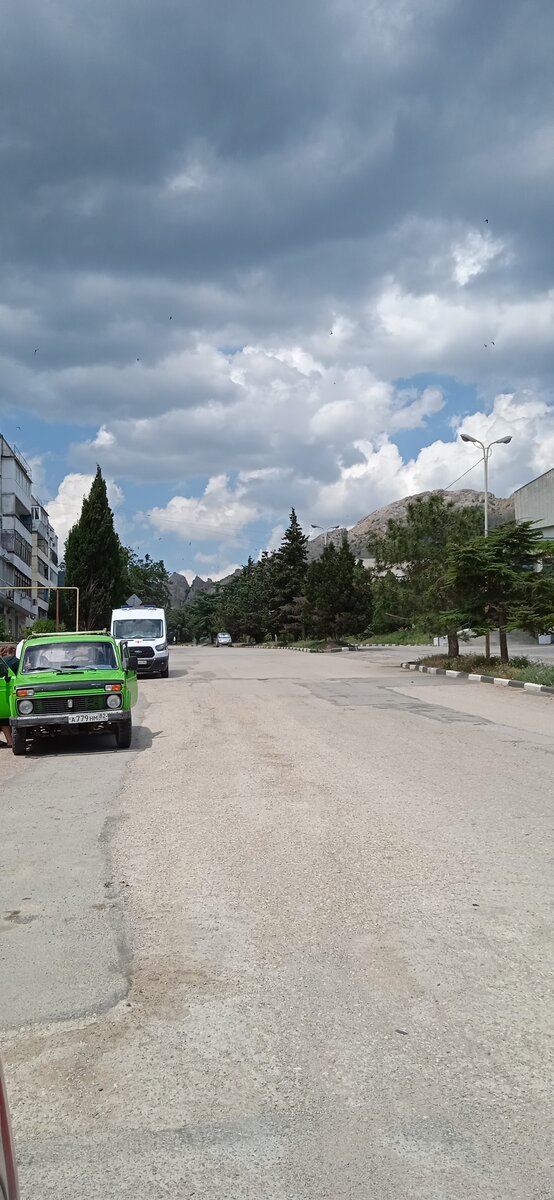 Центральная улица п. Солнечная долина. Фото автора