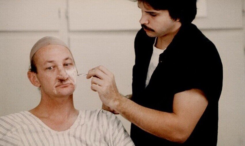 Роберт Энглунд проводил порядка три часов в гримëрке. 