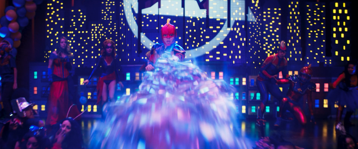 ещё одна гражданочка, выпускающая из рук непонятную субстанцию