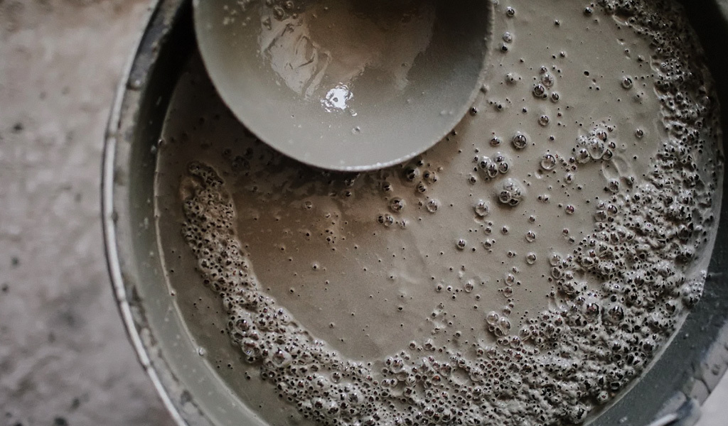 Легкая стяжка помогает снизить нагрузку на перекрытия, что особенно важно в старых зданиях или толстых слоях стяжки