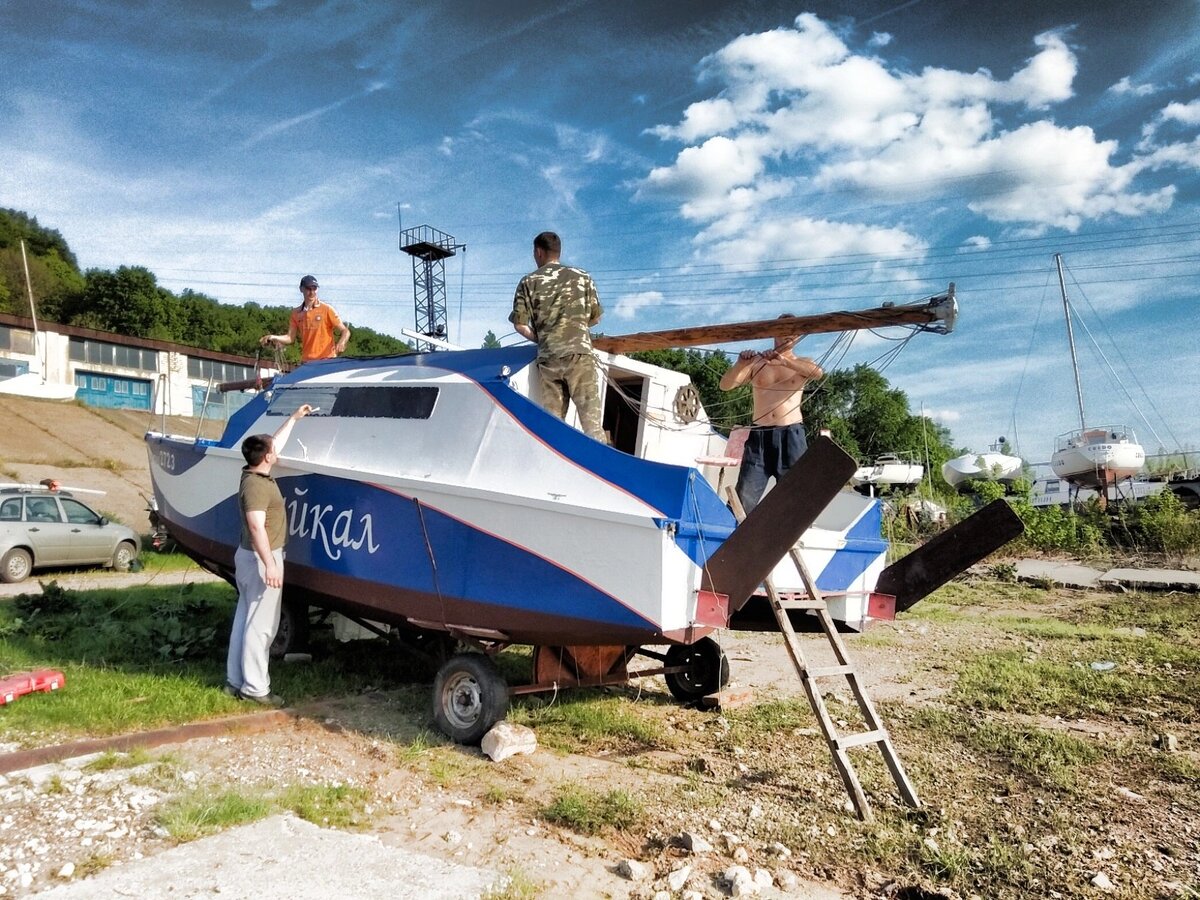 Подготовка яхты Байкал к спуску