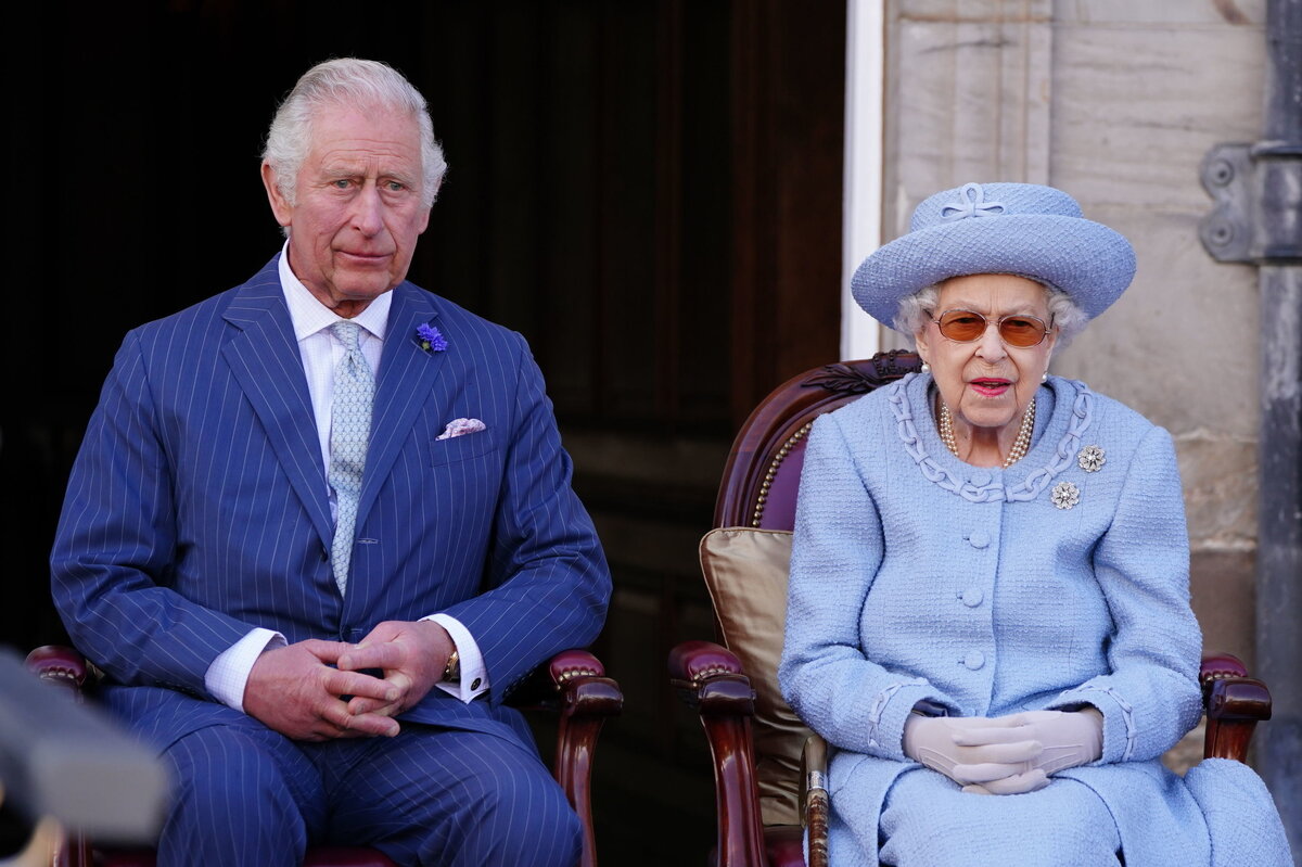     «Абсолютный позор»: британцы отреагировали на передачу власти Елизаветы II своему сыну