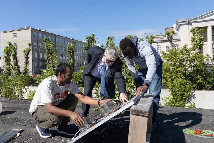 ФЭП и результаты экспериментов Агьекум Эфраим Бонах представил в кандидатской диссертации. Фото: Илья Сафаров.