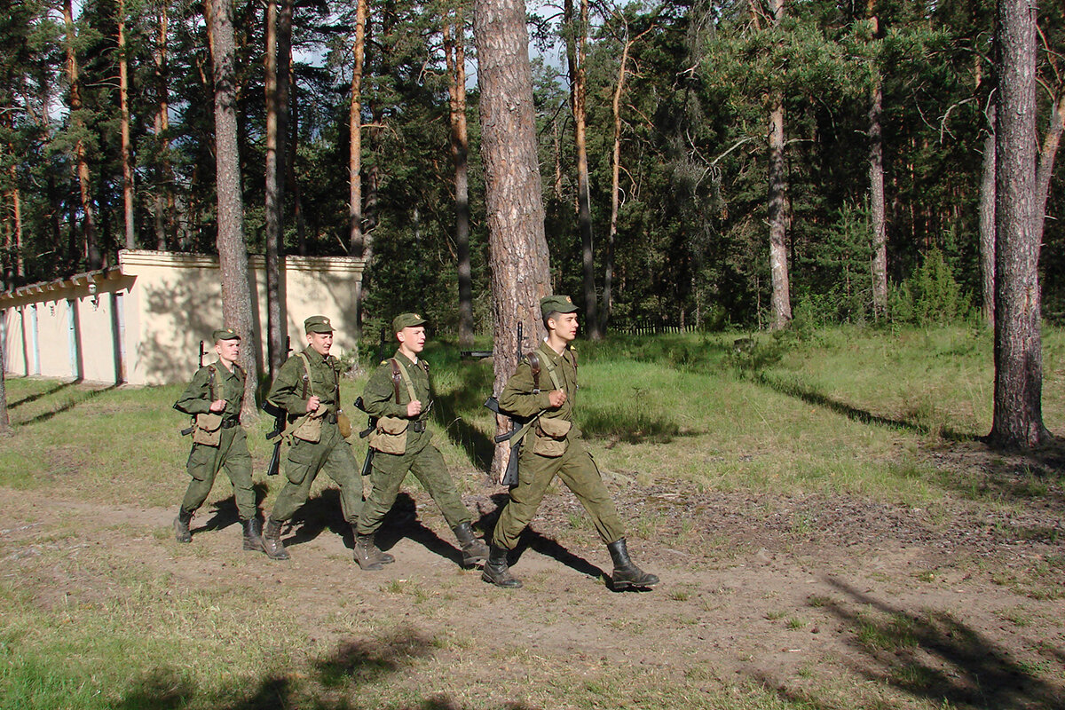 Часовой стоит. Караульная служба вс РФ. Караульная служба в армии. Караул в армии. Несение караула в армии.