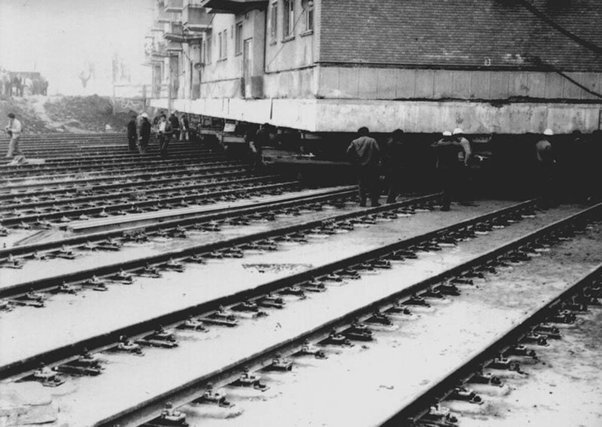 Инженеры устанавливают жилой дом на рельсы, 1978 г.