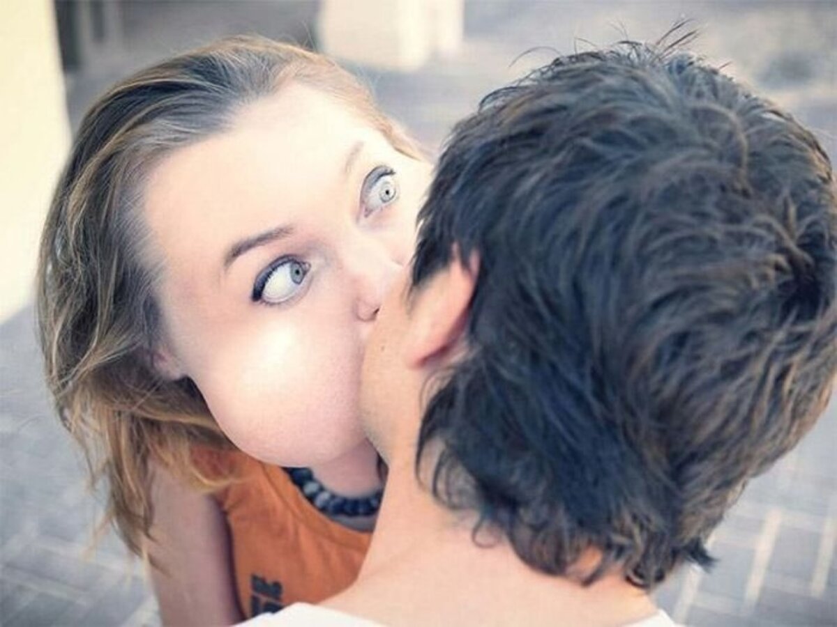 Мужчина не целует в губы. Смешной поцелуй. Необычный поцелуй. Люди целуются. Огромный поцелуй.