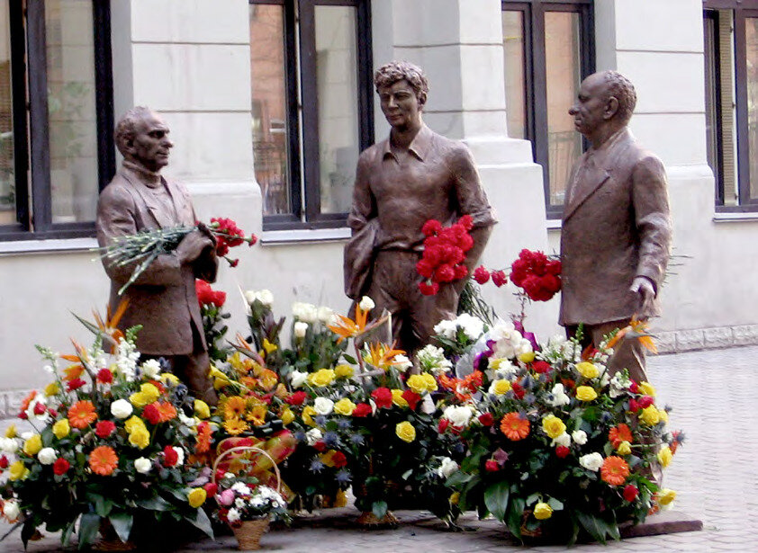 1 марта 2007 года. Открытие памятника трем драматургам во дворе Театра Олега Табакова.