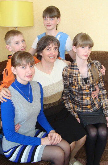 В центре мама Анна. По часовой стрелке: Лиза, Ваня, Валя, Лена.