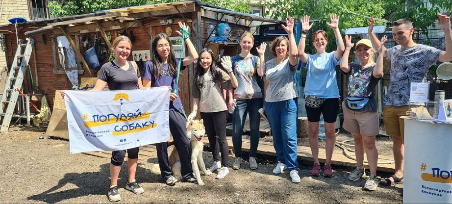 Здесь далеко не вся группа, никак не могли собраться, все с энтузиазмом гуляли с собаками)