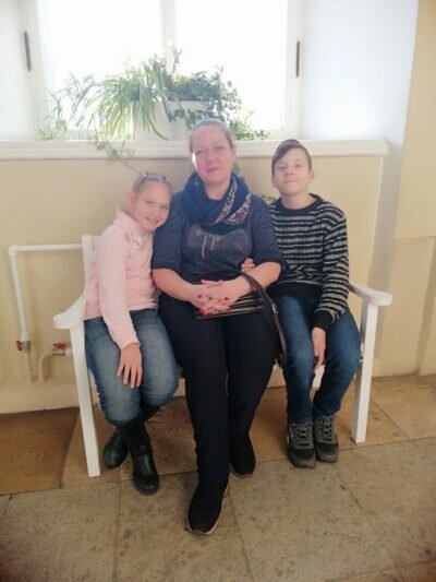 Наталья с детьми во время гостевого режима.