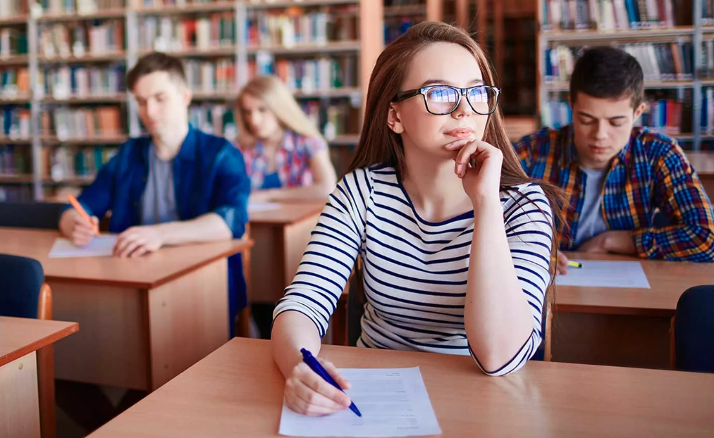 девочка учеба. куда поступить чтобы стать. профессии для девочек. студент или старшеклассник. куда поступить чтобы стать.
