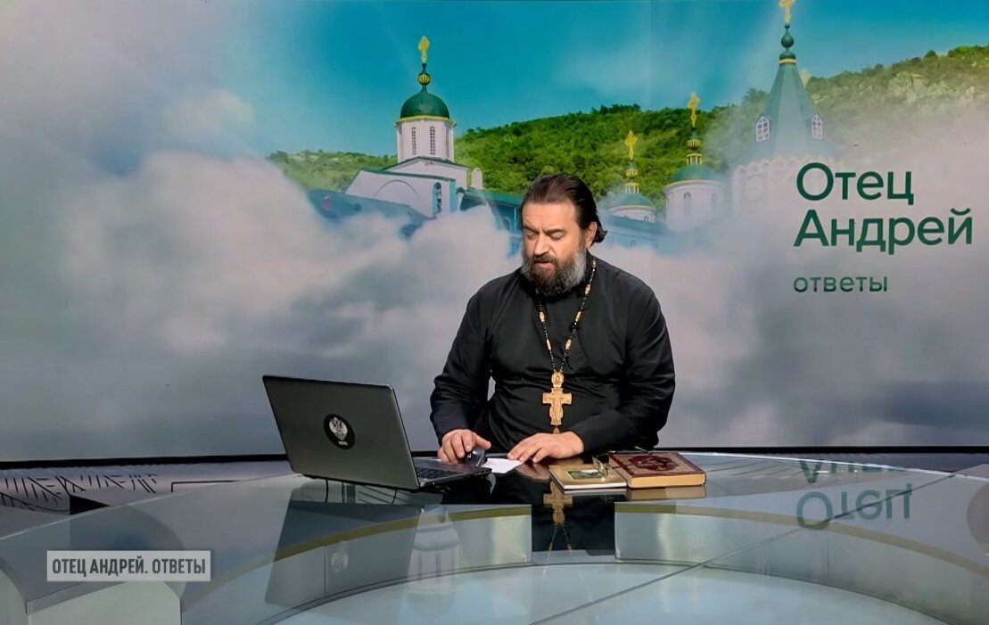 священник навальный. батюшка в гатчине крестил ребенка. иерей роман филиппов. гатчина крещение ребенка. священник в бразилии.