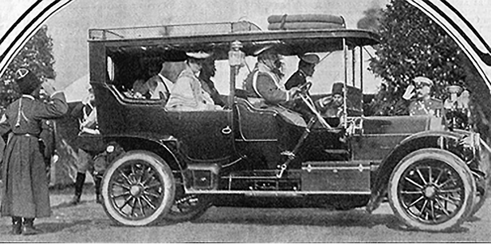 1906 год, Мерседес 26-45 л.с, Лимузин князя Орлова — первый автомобиль Императора. Князь Орлов за рулем, он везет Николая II и Александру Федоровну на Полковом Параде в Петергофе в сентябре 1906 года.