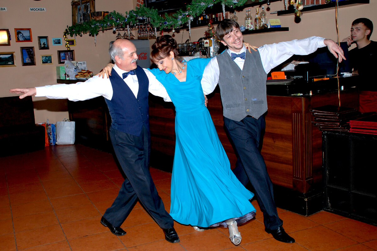 Фигурный вальс в исполнении Владимира Кондратьева, Татьяны Ершовой и Александра Репина на корпоративной вечеринке Института развития информационного общества в ресторане «Московское время». 29 декабря 2010 г.