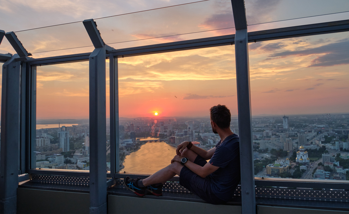 Вид на вечерний Екатеринбург с крыши «Высоцкого»