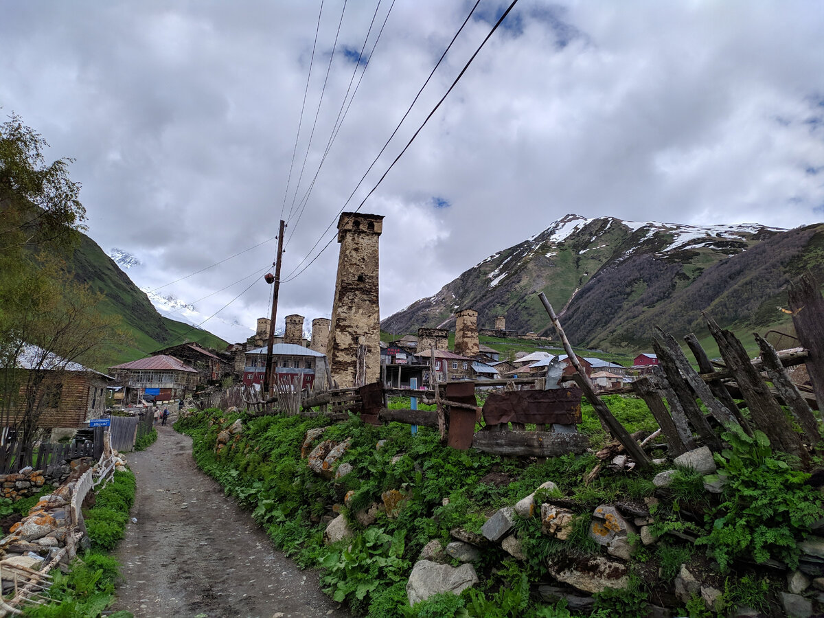 Верхняя Сванетия расположена в высокогорной долине в верховьях реки Ингури. Эта земля со всех сторон окружена высокими горами, которые на протяжении многих веков надёжно скрывают её от посторонних глаз. С севера естественной защитой выступает Главный Кавказский хребет. Единственный нормальный путь в Верхнюю Сванетию пролегает по ущелью Ингури, известной своим бурным нравом — подпитываемая сотнями горных ручьёв и рек, она, пробегая по сванским землям всего 120 километров, теряет в высоте 2500 метров. 