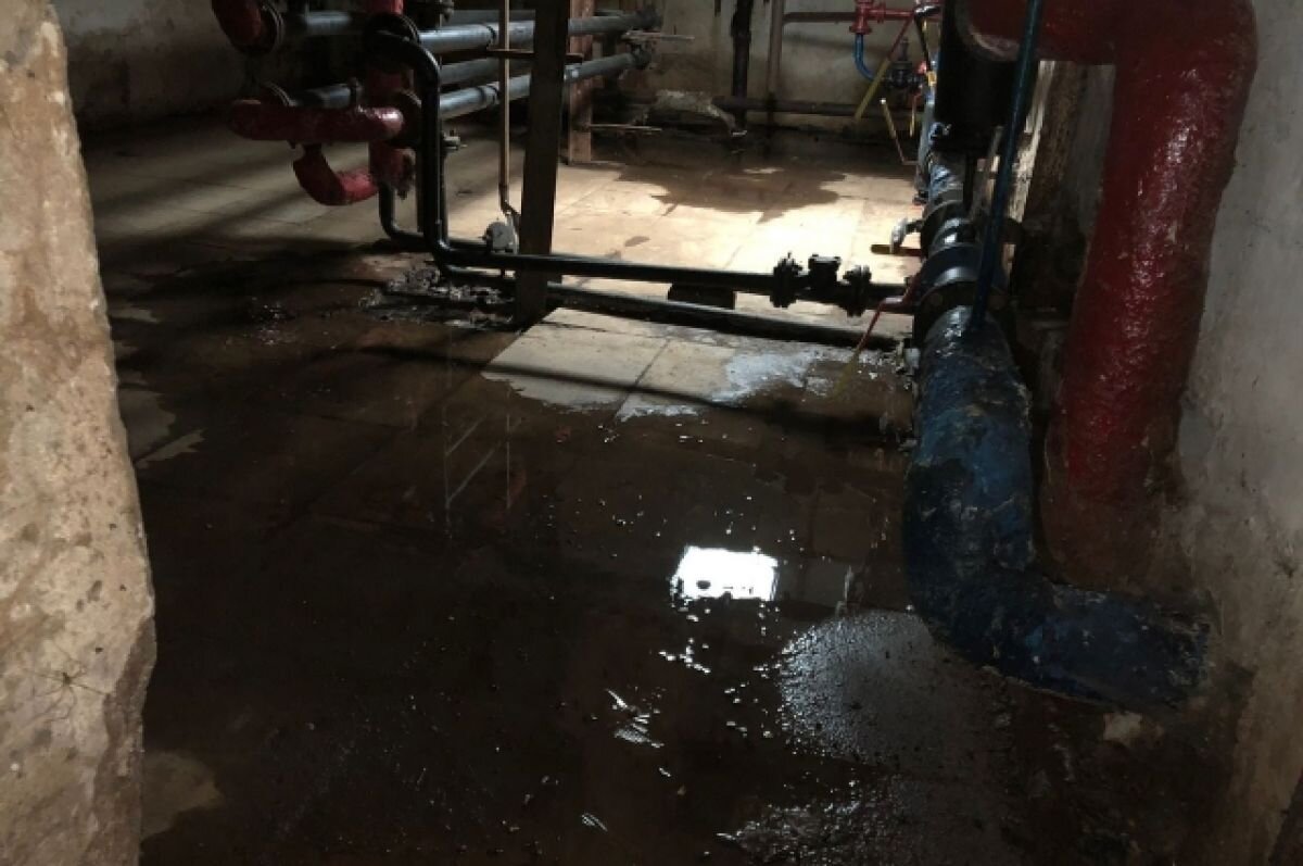    В Твери люди 10 дней в 30+ живут без воды с затопленным подвалом