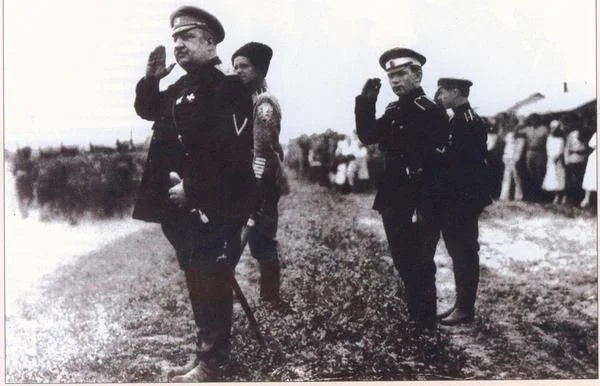 Фото из инета. Павел Васильевич Макаров автор книги «Адъютант Май-Маевского». Второй справа отдаёт честь-приветствие (в середине)