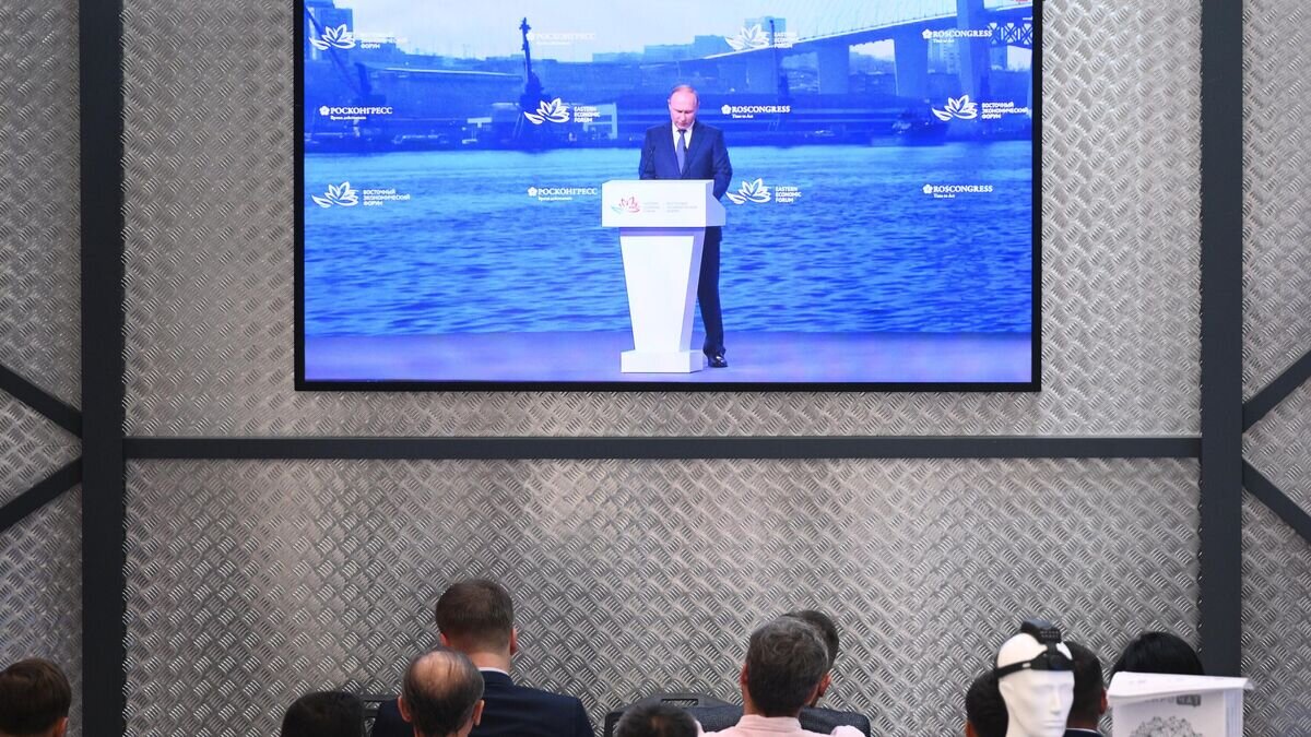    Трансляция выступления президента РФ Владимира Путина на пленарном заседании Восточного экономического форума во Владивостоке© РИА Новости / Владимир Астапкович