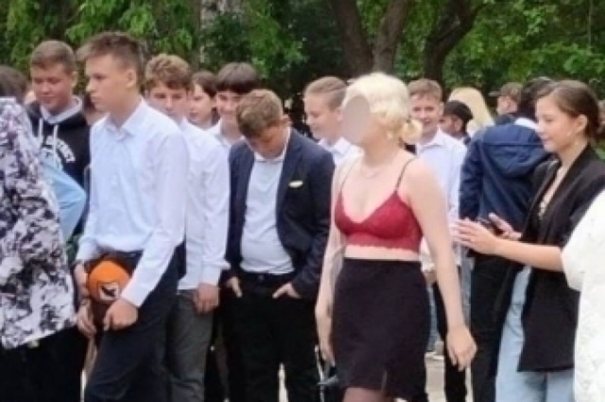    Новосибирская школьница в лифчике на линейке оказалась фейком