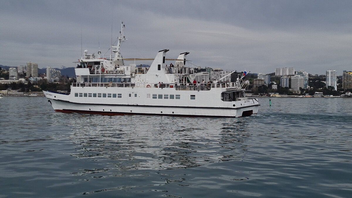 Катамаран входит в порт Сочи.