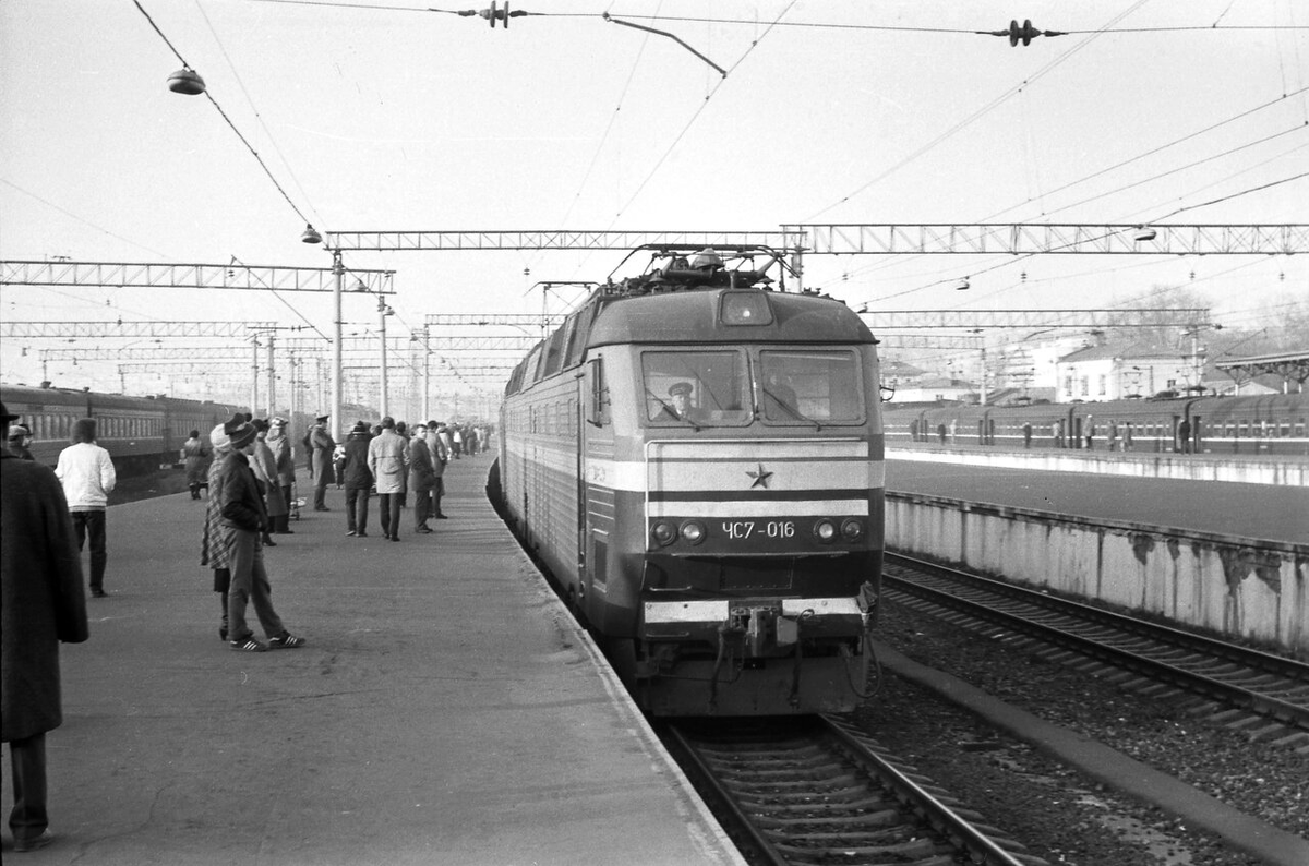 ЧС7-016 с пассажирским поездом прибывает на Киевский вокзал, 11 апреля 1987 года, источник фото https://raenza.ru/blogs/wizard/8498