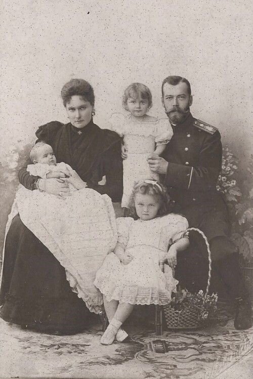 Александра, Николай и их дочери: Ольга, Татьяна и Мария