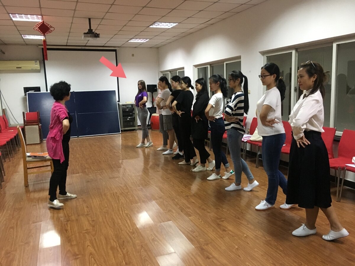 Одну ногу вперед, другую завести назад, руки согнуть в локтях и запястьях, сложить их на талии, грудь вперёд. Фото из личного архива.