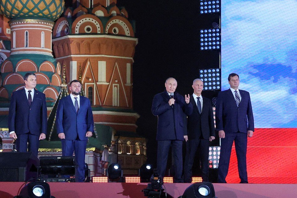     Вечером в пятницу, 30 сентября, Владимир Путин произнес речь на митинге-концерте, посвященному подписанию договоров о вхождении в состав России новых регионов.  REUTERS