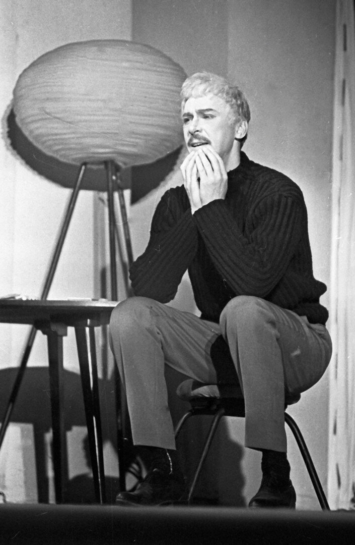    В 1945-м поступил в Школу-студию имени Вл. И. Немировича-Данченко при МХАТ СССР имени М. Горького (ныне МХТ имени А.П. Чехова). В 1949-м начал преподавать там / РИА Новости