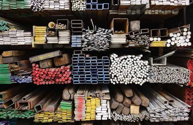 На данный момент по стране в магазинах подешевели металл, древесина, газобетонный блок. В среднем они упали в цене на 15%