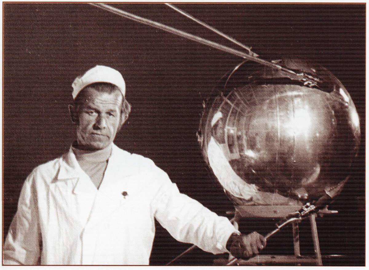 В.Я. Скопцов – слесарь-сборщик у Первого искусственного спутника Земли, 1957 г. (Фото и подпись из книги Б.Е. Чертока «Ракеты и люди. Подлипки – Капустин Яр - Тюратам»)